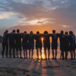 10 activités team building originales sur les plages normandes