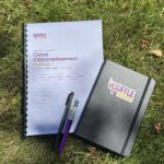 Carnet de suivi Insuffle posé dans l'herbe après un séminaire en Normandie