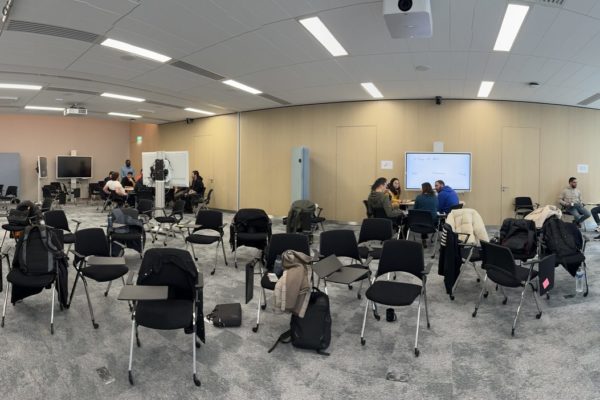 Salle de séminaire aménagée en cercle de chaises pour un atelier participatif